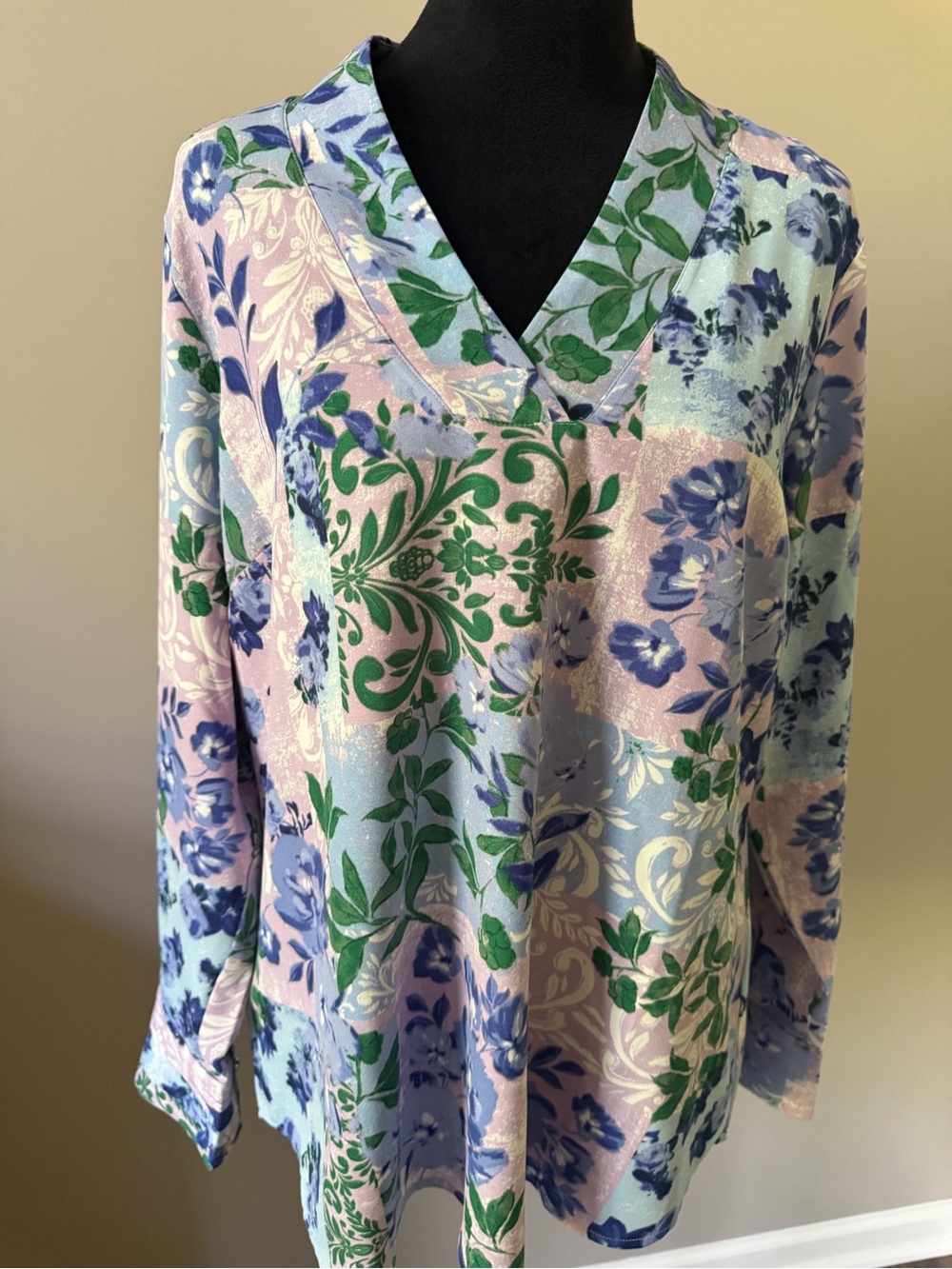 Isaac Mizrahi  Floral V-Neck Blouse in Lavender and Blue Large